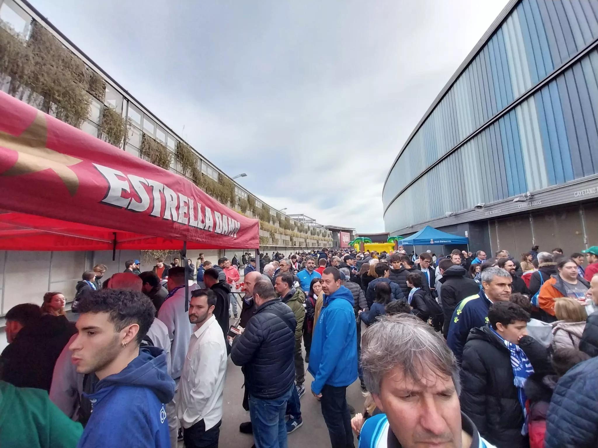 Ambiente en los exteriores del Stage Front Stadium. Foto: Jorge Mazón