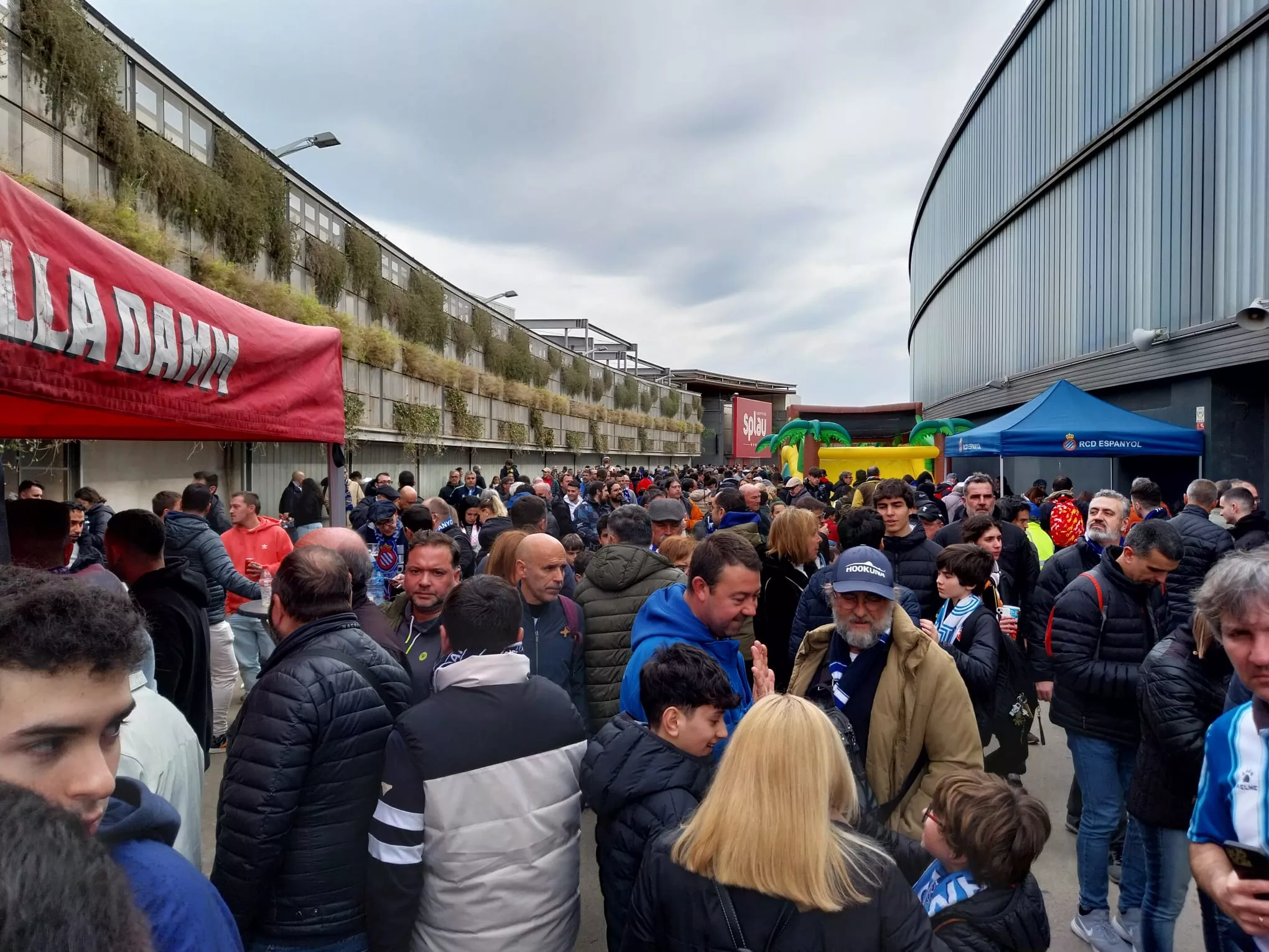 Ambiente en los exteriores del Stage Front Stadium. Foto: Jorge Mazón