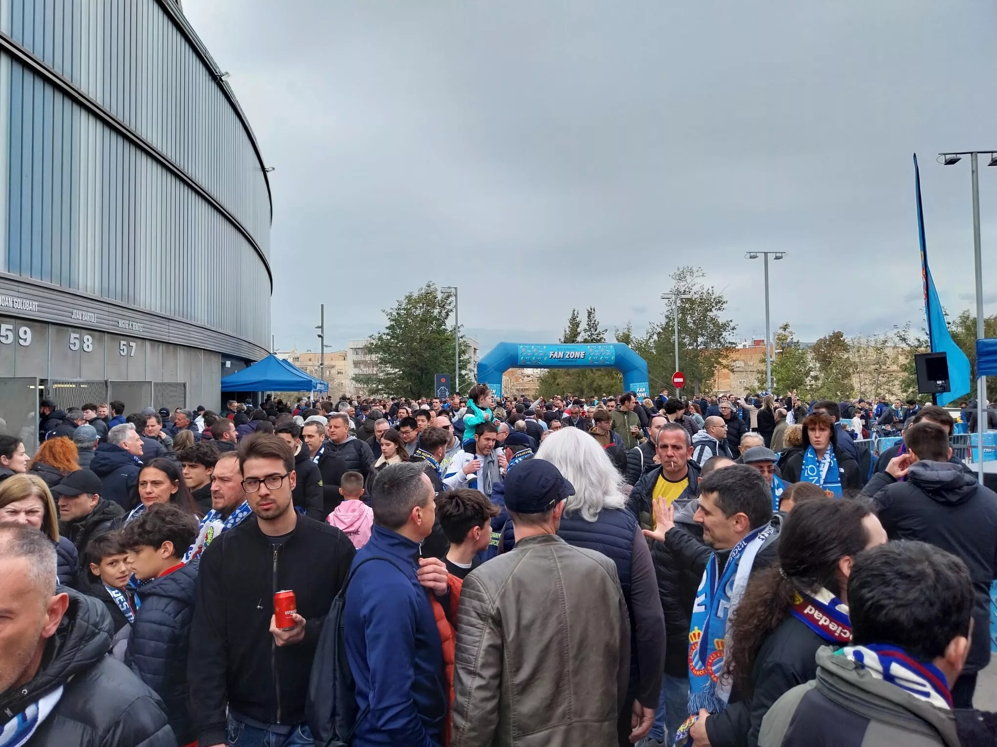 Ambiente en los exteriores del Stage Front Stadium. Foto: Jorge Mazón