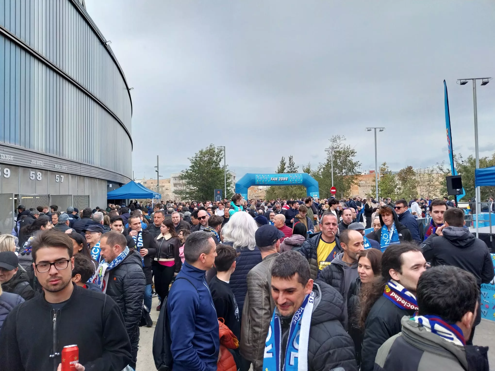 Ambiente en los exteriores del Stage Front Stadium. Foto: Jorge Mazón