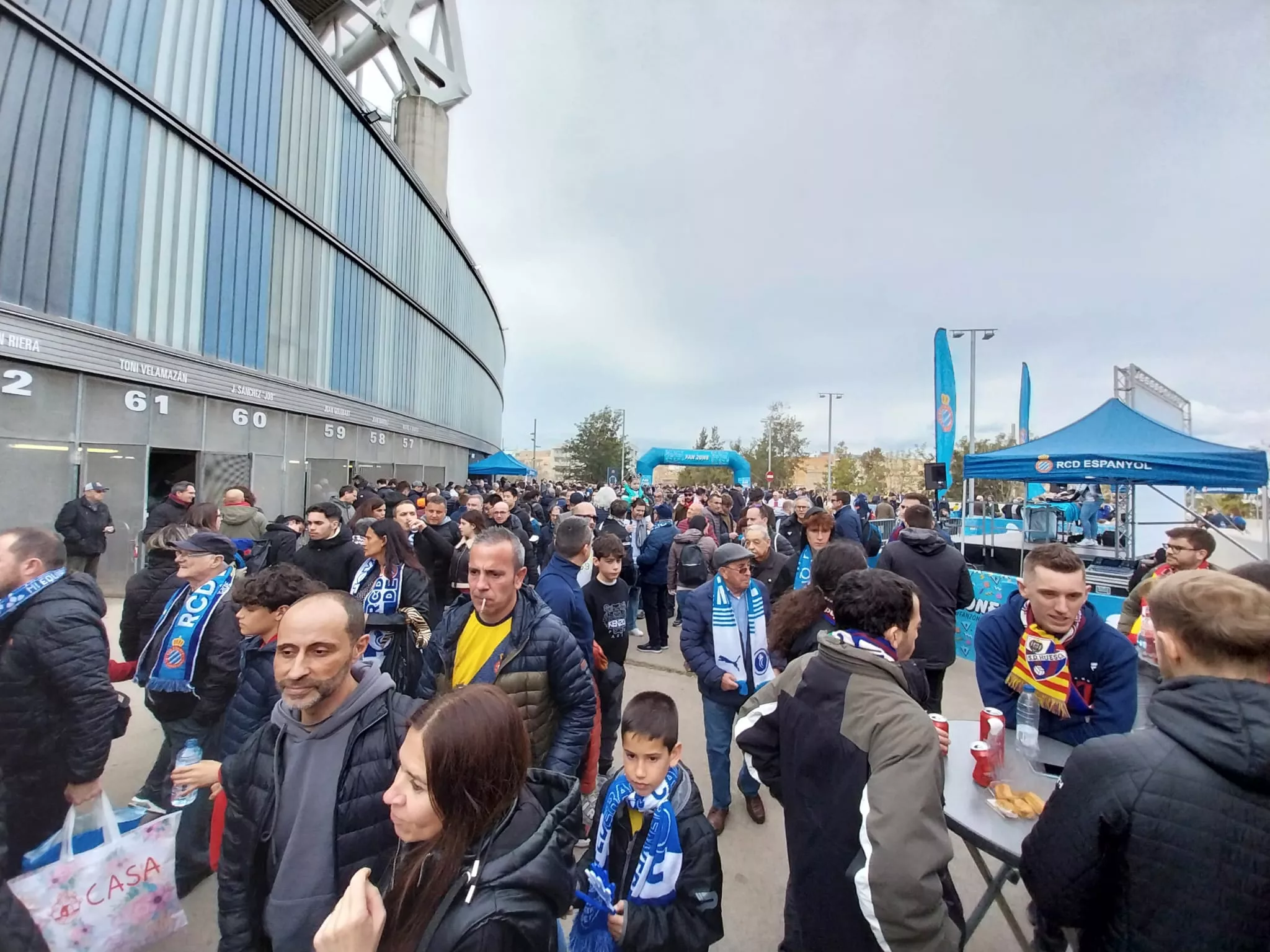 Ambiente en los exteriores del Stage Front Stadium. Foto: Jorge Mazón