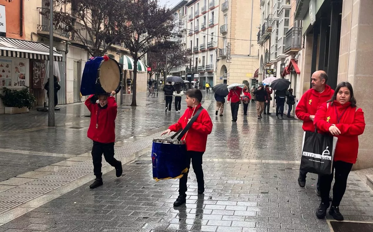 La lluvia obliga a suspender el toque conjunto del Encuentro de Bandas Sonidos de la Semana Santa. Foto Mercedes Manterola