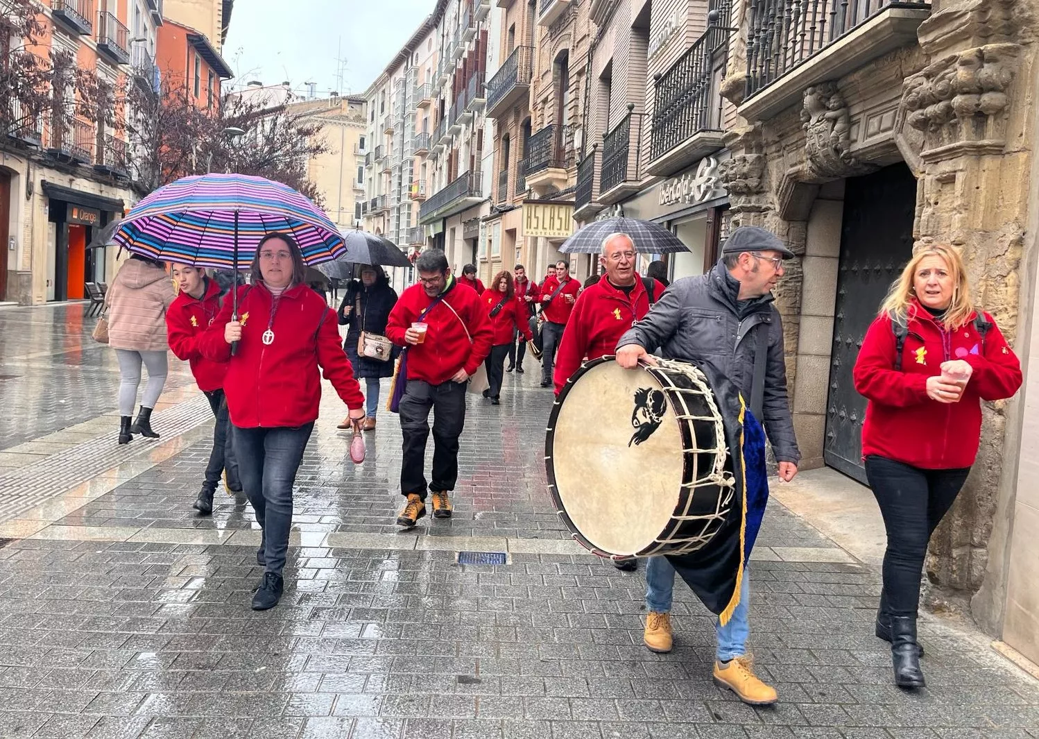 La lluvia obliga a suspender el toque conjunto del Encuentro de Bandas Sonidos de la Semana Santa. Foto Mercedes Manterola