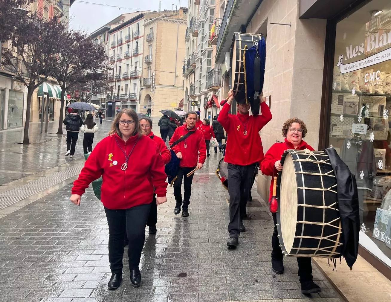 La lluvia obliga a suspender el toque conjunto del Encuentro de Bandas Sonidos de la Semana Santa. Foto Mercedes Manterola