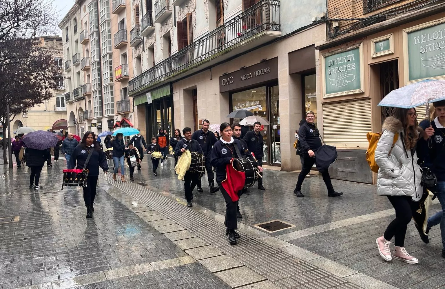 La lluvia obliga a suspender el toque conjunto del Encuentro de Bandas Sonidos de la Semana Santa. Foto Mercedes Manterola
