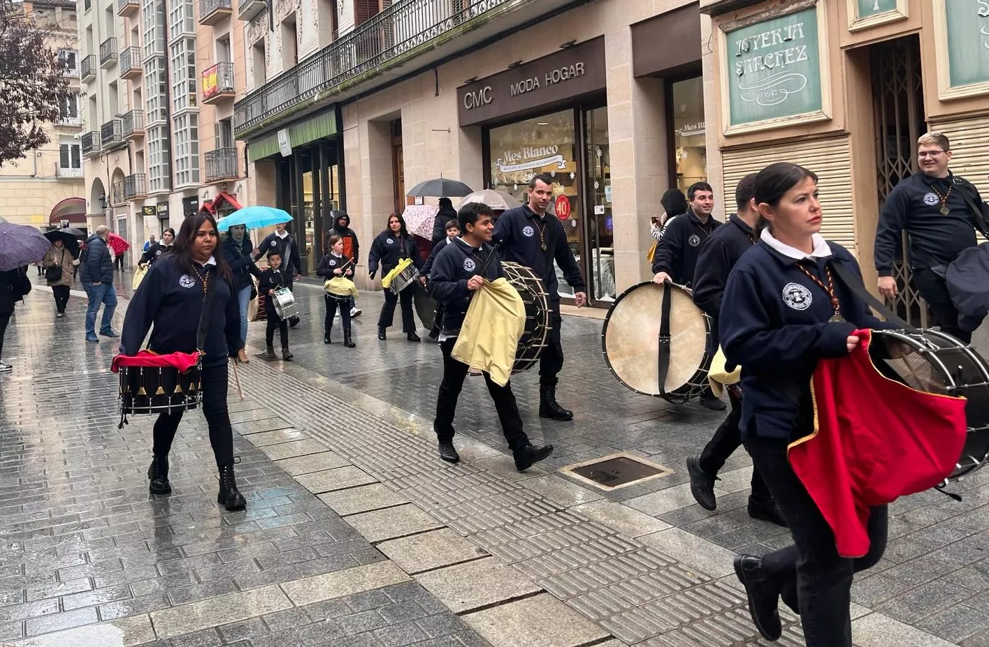 La lluvia obliga a suspender el toque conjunto del Encuentro de Bandas Sonidos de la Semana Santa. Foto Mercedes Manterola