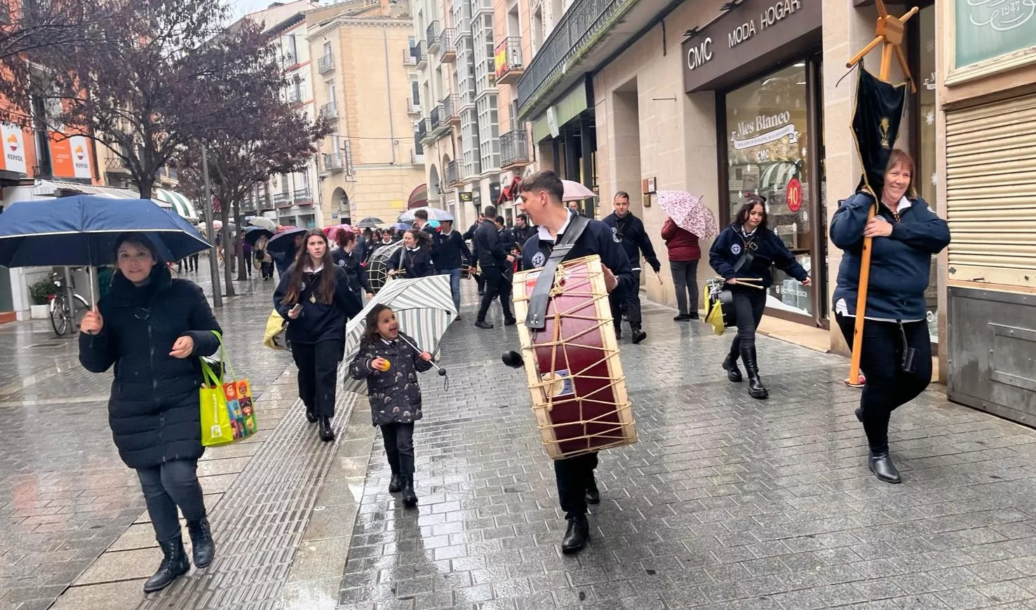 La lluvia obliga a suspender el toque conjunto del Encuentro de Bandas Sonidos de la Semana Santa. Foto Mercedes Manterola