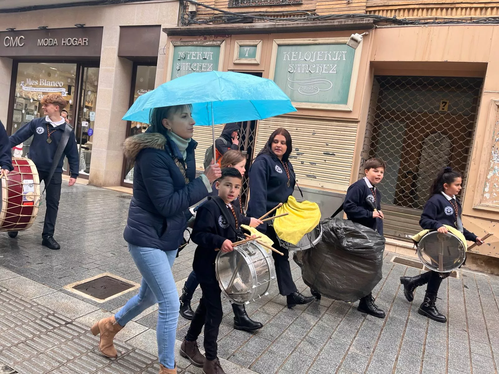 La lluvia obliga a suspender el toque conjunto del Encuentro de Bandas Sonidos de la Semana Santa. Foto Mercedes Manterola