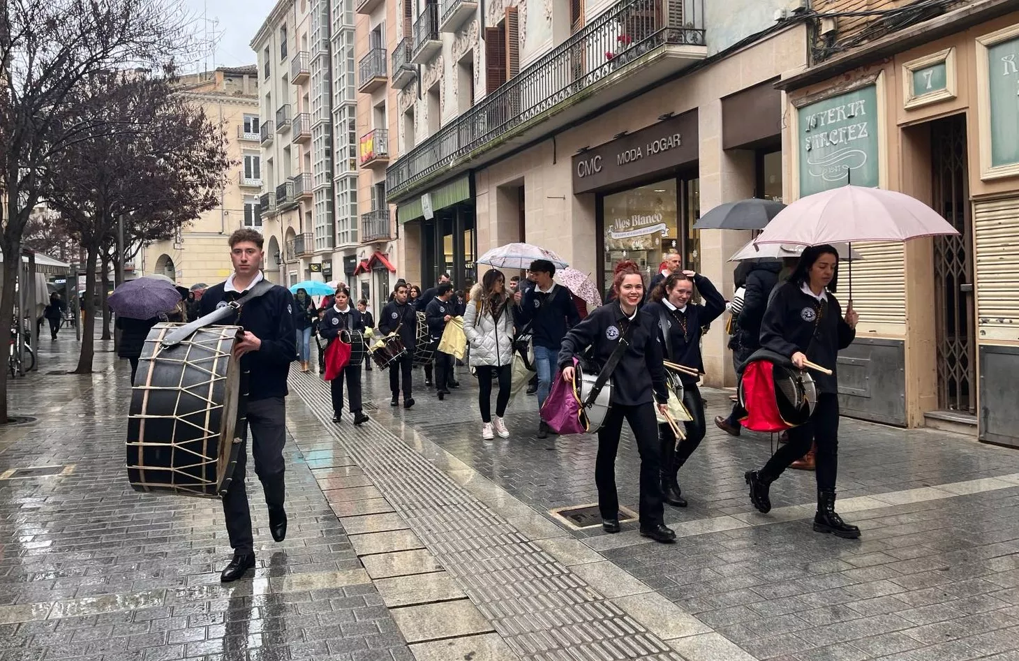 La lluvia obliga a suspender el toque conjunto del Encuentro de Bandas Sonidos de la Semana Santa. Foto Mercedes Manterola