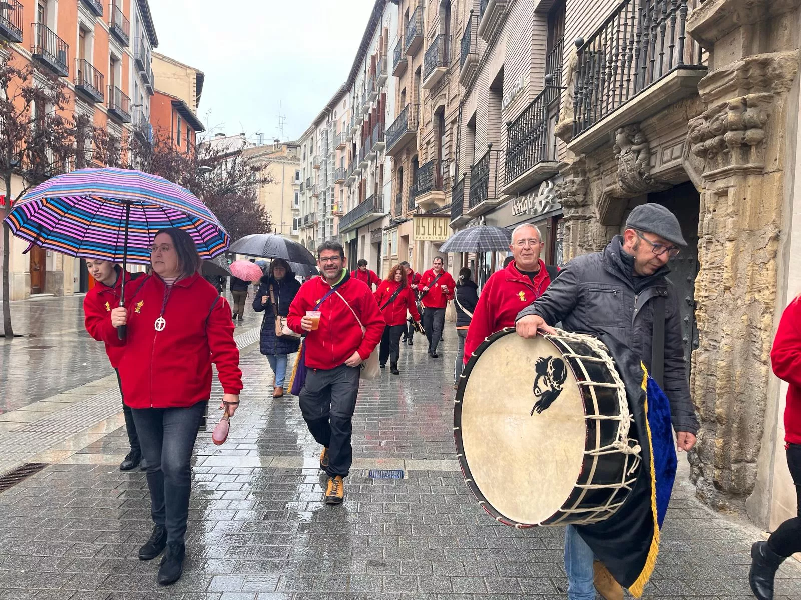 La lluvia obliga a suspender el toque conjunto del Encuentro de Bandas Sonidos de la Semana Santa. Foto Mercedes Manterola