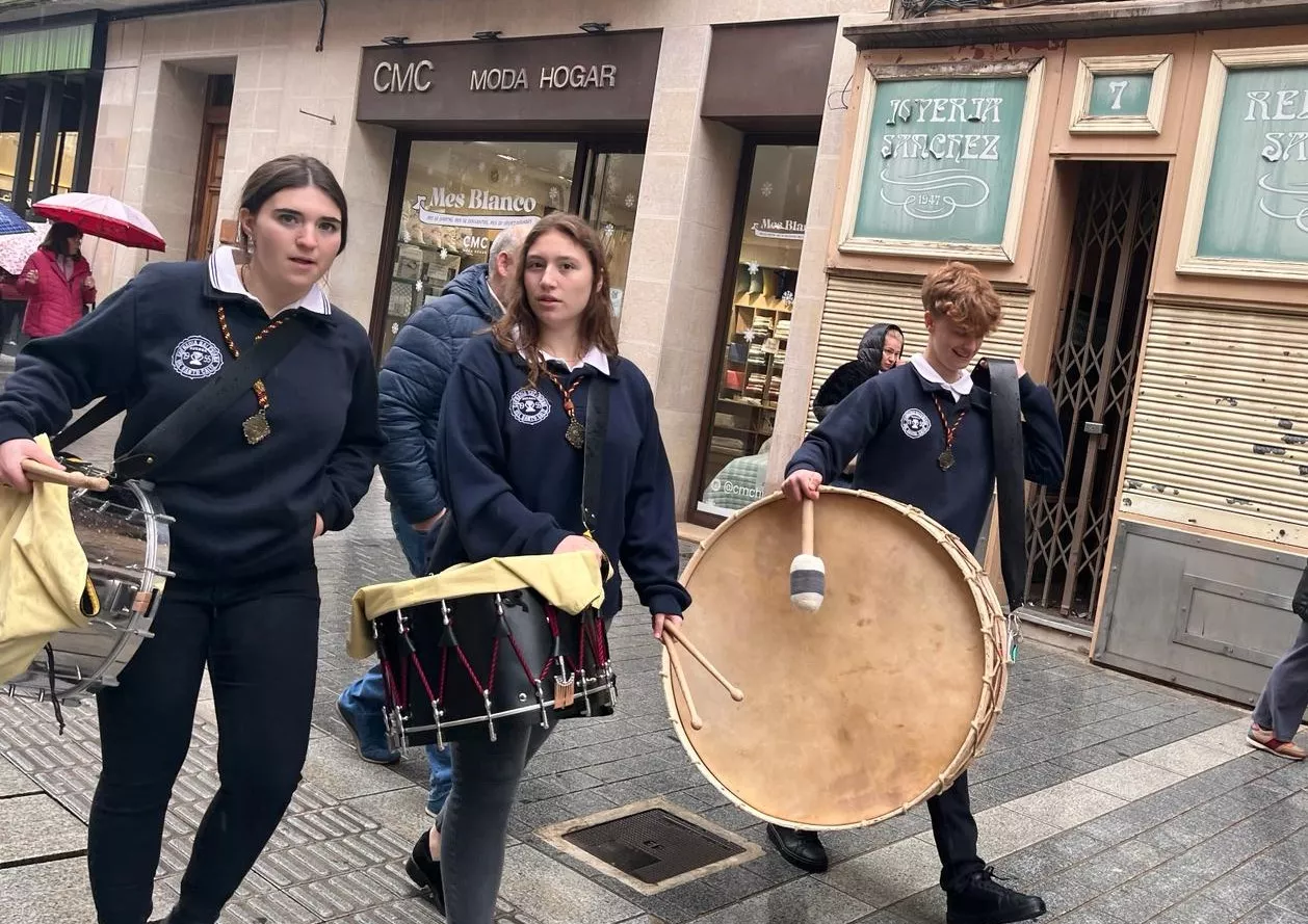 La lluvia obliga a suspender el toque conjunto del Encuentro de Bandas Sonidos de la Semana Santa. Foto Mercedes Manterola
