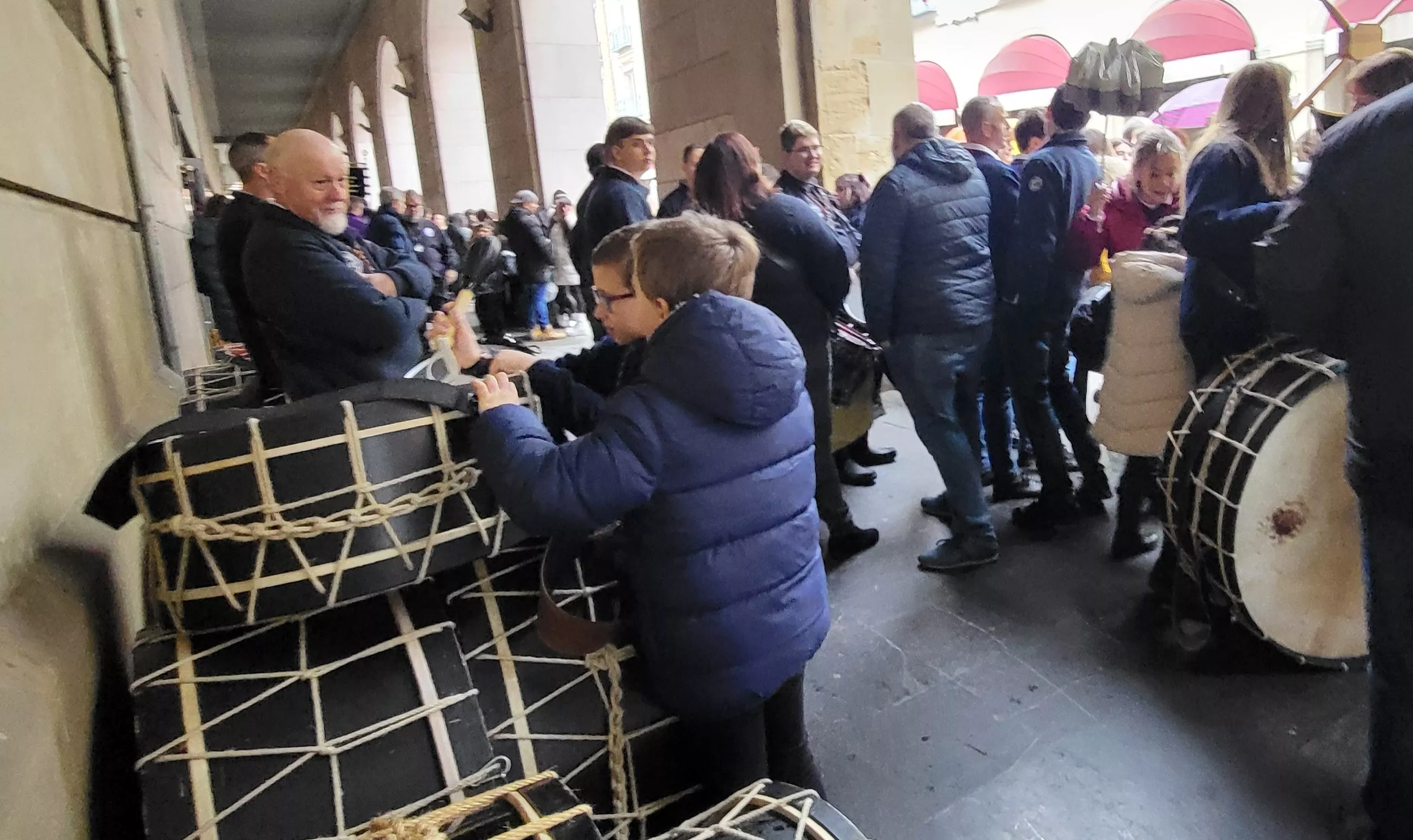 La lluvia obliga a suspender el toque conjunto del Encuentro de Bandas Sonidos de la Semana Santa. Foto Mercedes Manterola
