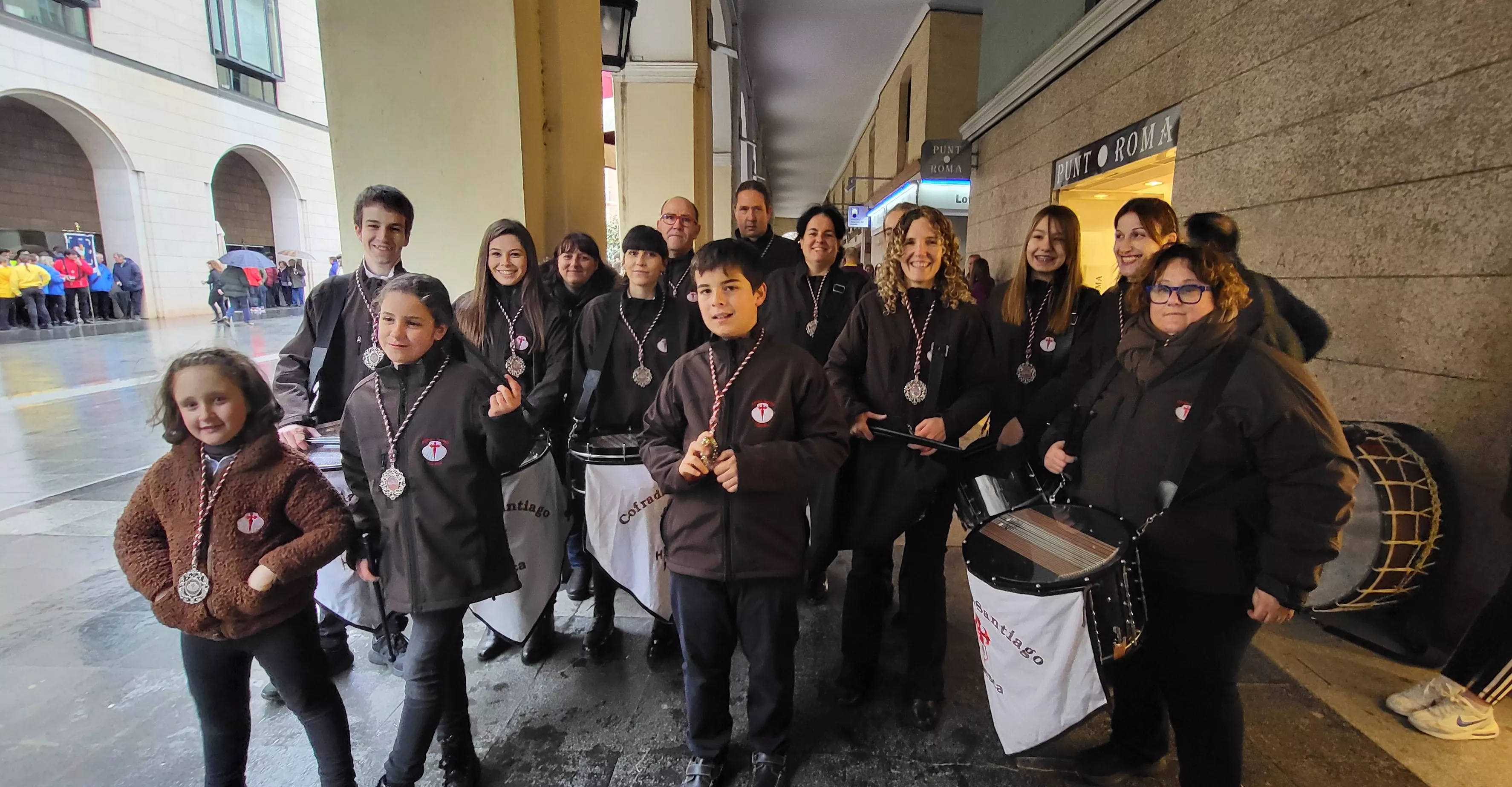 La lluvia obliga a suspender el toque conjunto del Encuentro de Bandas Sonidos de la Semana Santa. Foto Mercedes Manterola