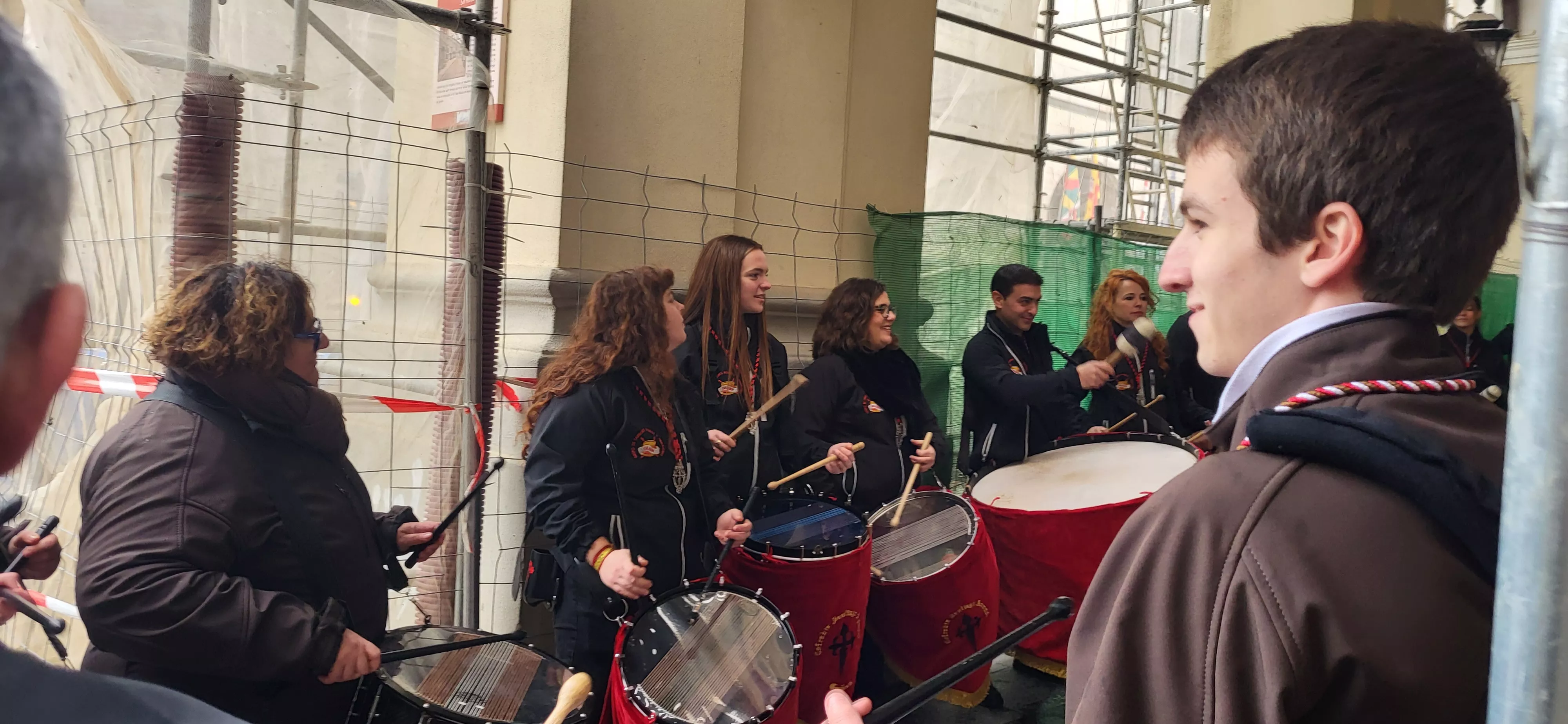 La lluvia obliga a suspender el toque conjunto del Encuentro de Bandas Sonidos de la Semana Santa. Foto Mercedes Manterola