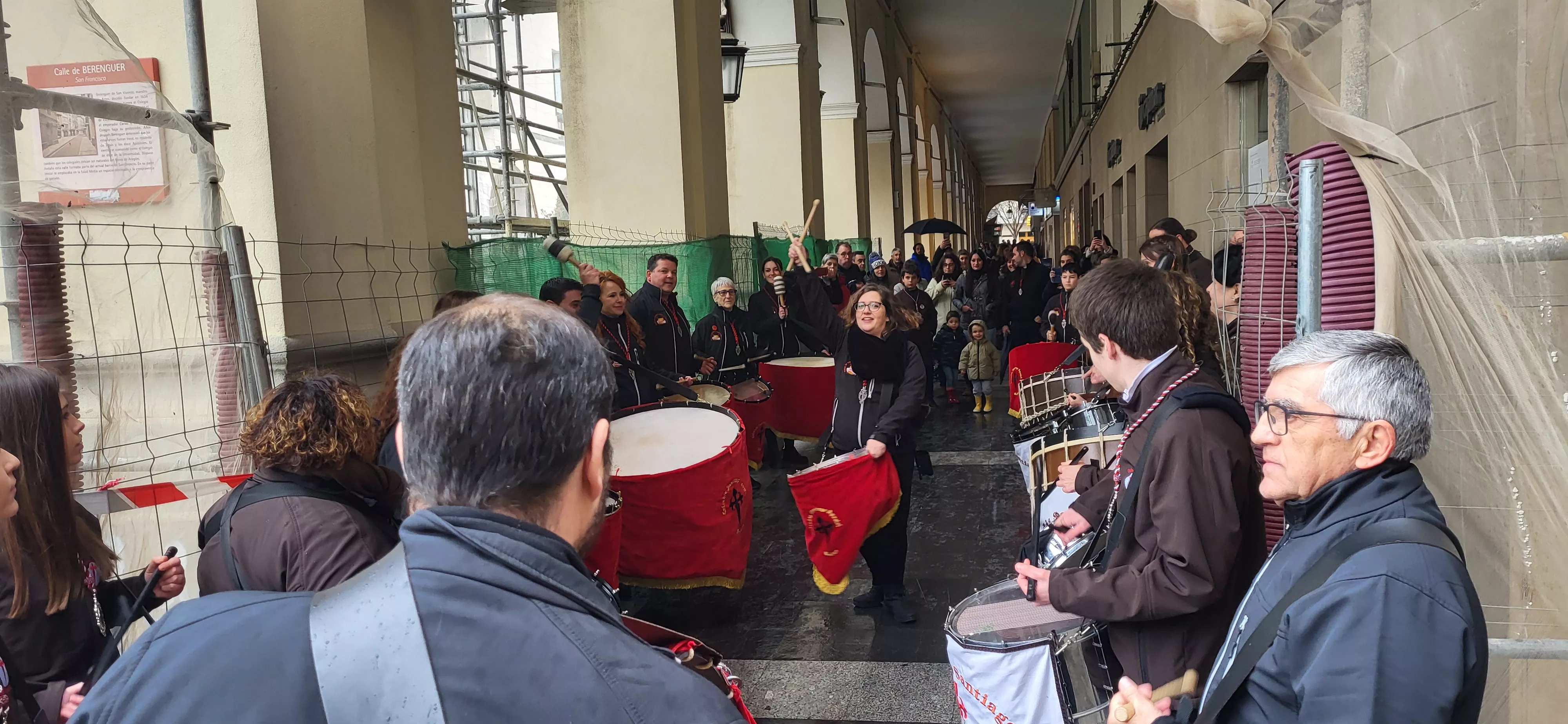 La lluvia obliga a suspender el toque conjunto del Encuentro de Bandas Sonidos de la Semana Santa. Foto Mercedes Manterola