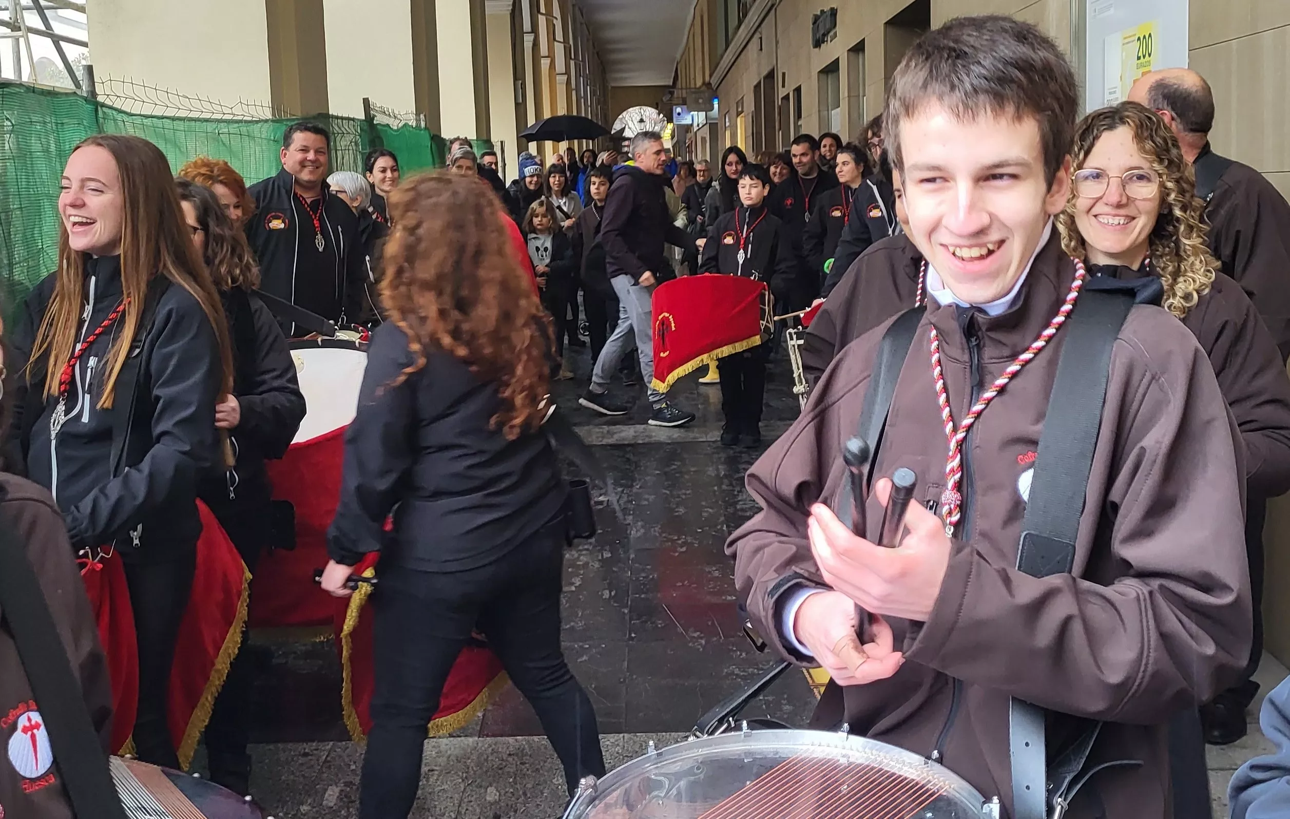 La lluvia obliga a suspender el toque conjunto del Encuentro de Bandas Sonidos de la Semana Santa. Foto Mercedes Manterola