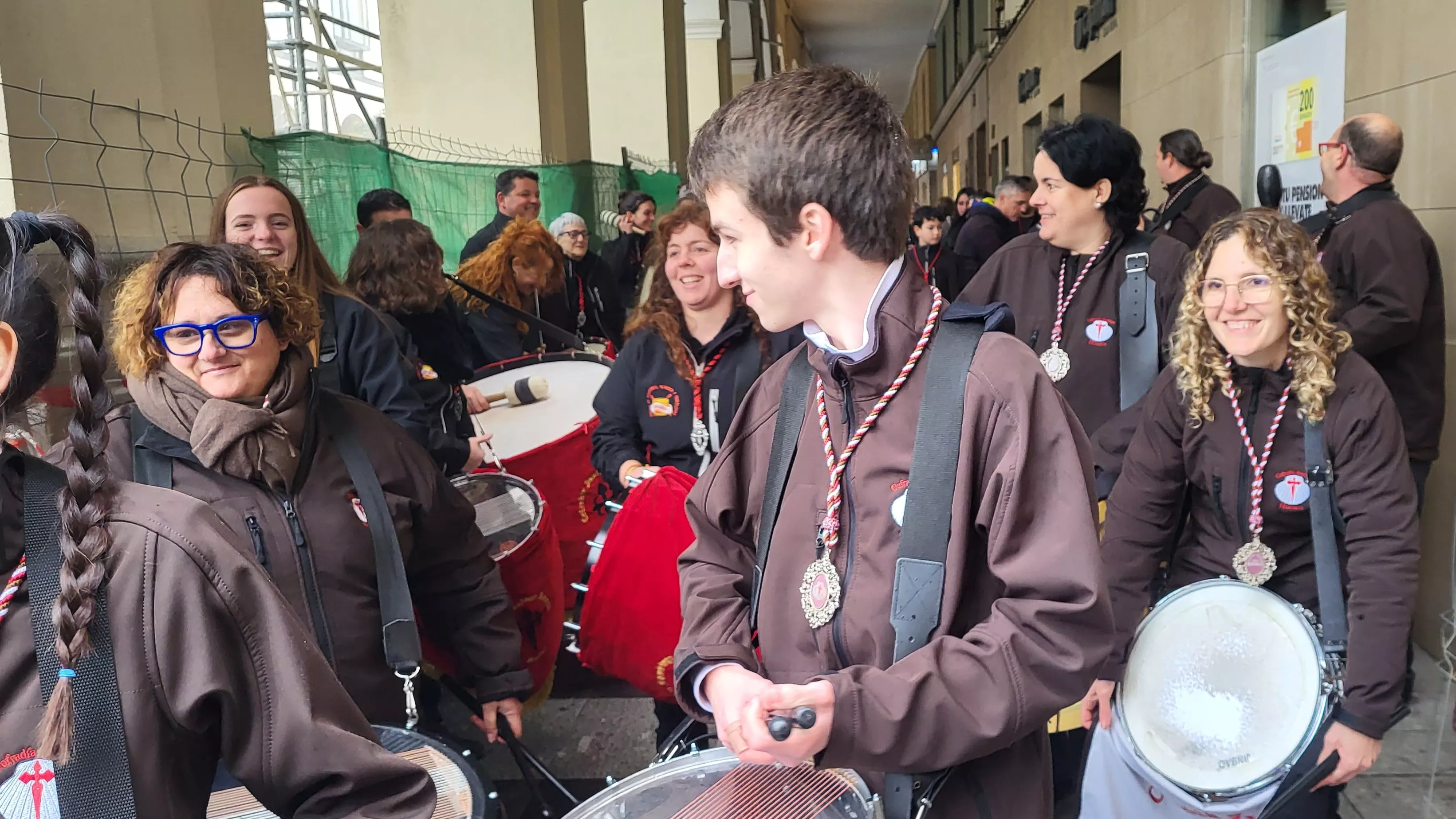 La lluvia obliga a suspender el toque conjunto del Encuentro de Bandas Sonidos de la Semana Santa. Foto Mercedes Manterola