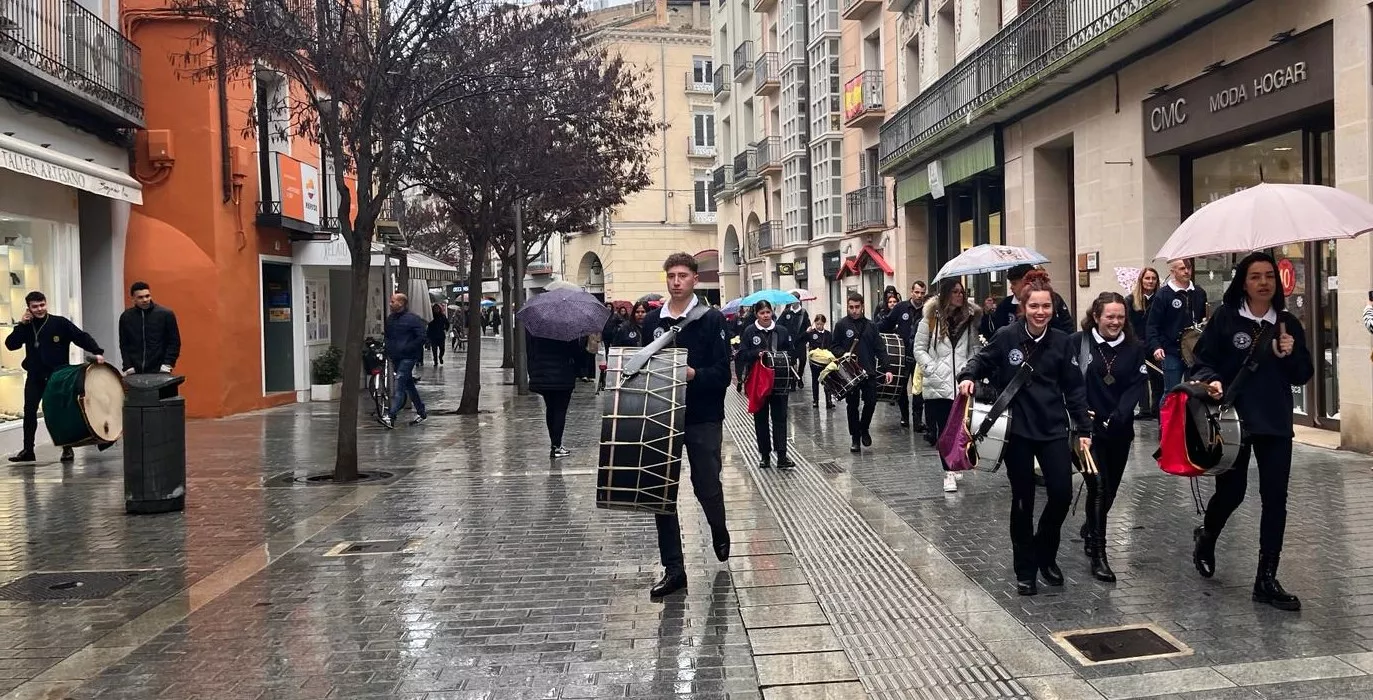 La lluvia obliga a suspender el toque conjunto del Encuentro de Bandas Sonidos de la Semana Santa. Foto Mercedes Manterola