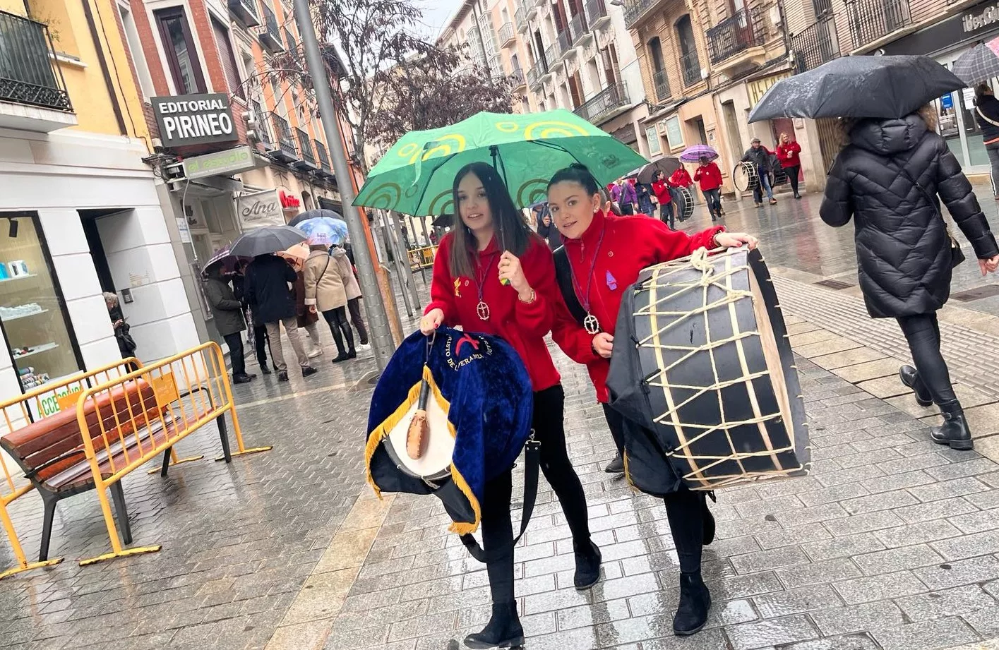 La lluvia obliga a suspender el toque conjunto del Encuentro de Bandas Sonidos de la Semana Santa. Foto Mercedes Manterola