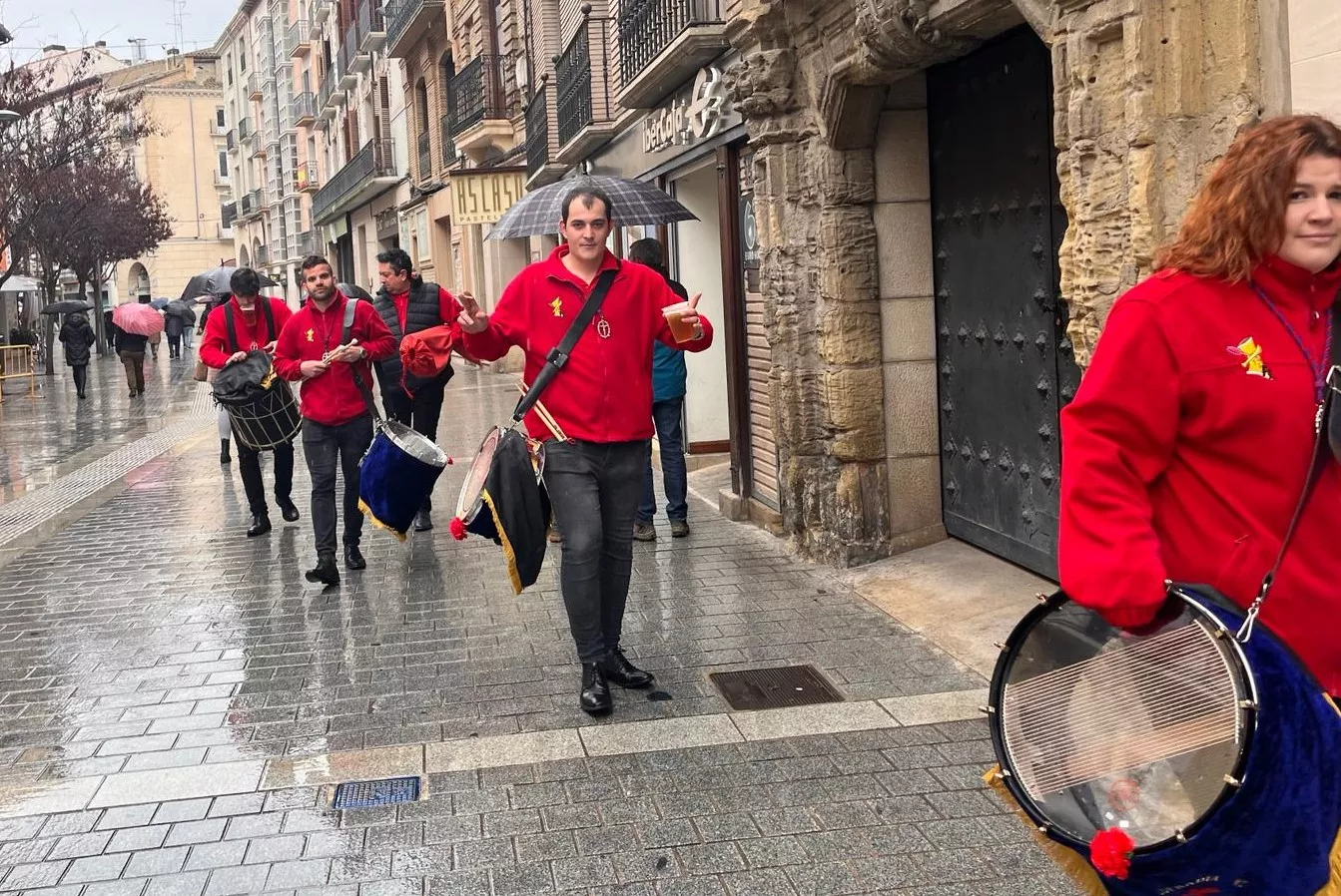La lluvia obliga a suspender el toque conjunto del Encuentro de Bandas Sonidos de la Semana Santa. Foto Mercedes Manterola