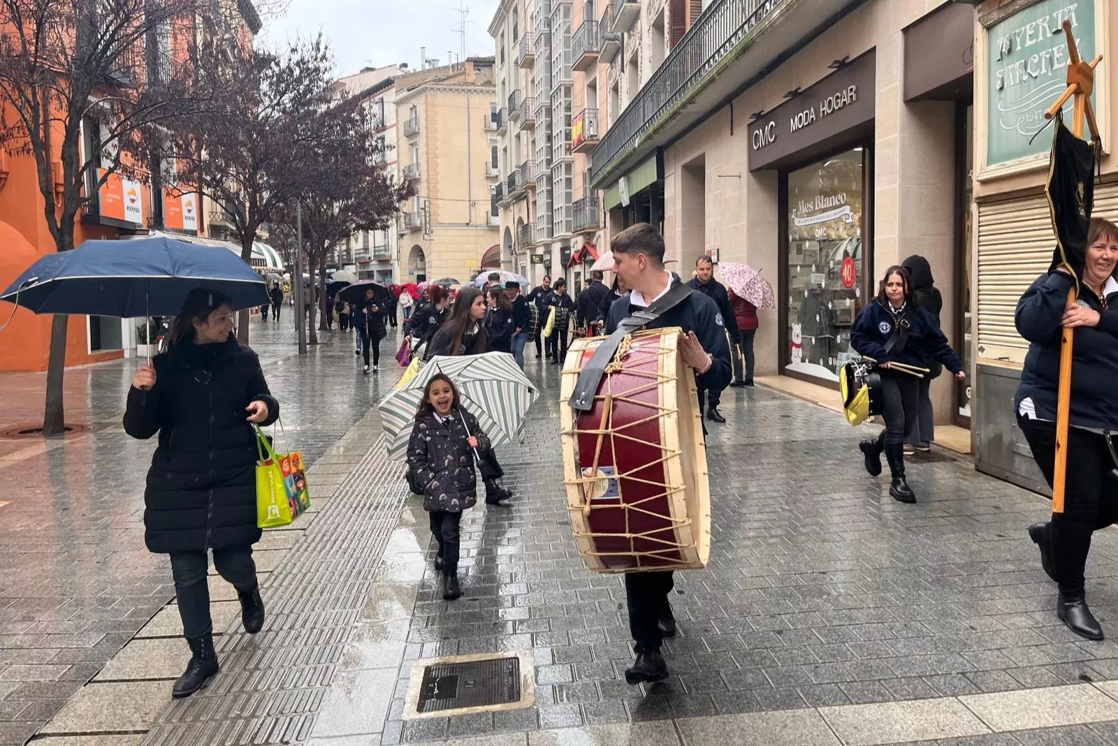 La lluvia obliga a suspender el toque conjunto del Encuentro de Bandas Sonidos de la Semana Santa. Foto Mercedes Manterola