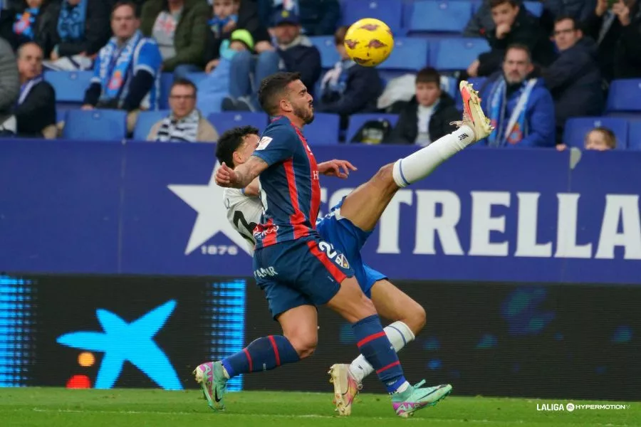 Elady Zorrilla disputa un balón ante un jugador del Espanyol. 