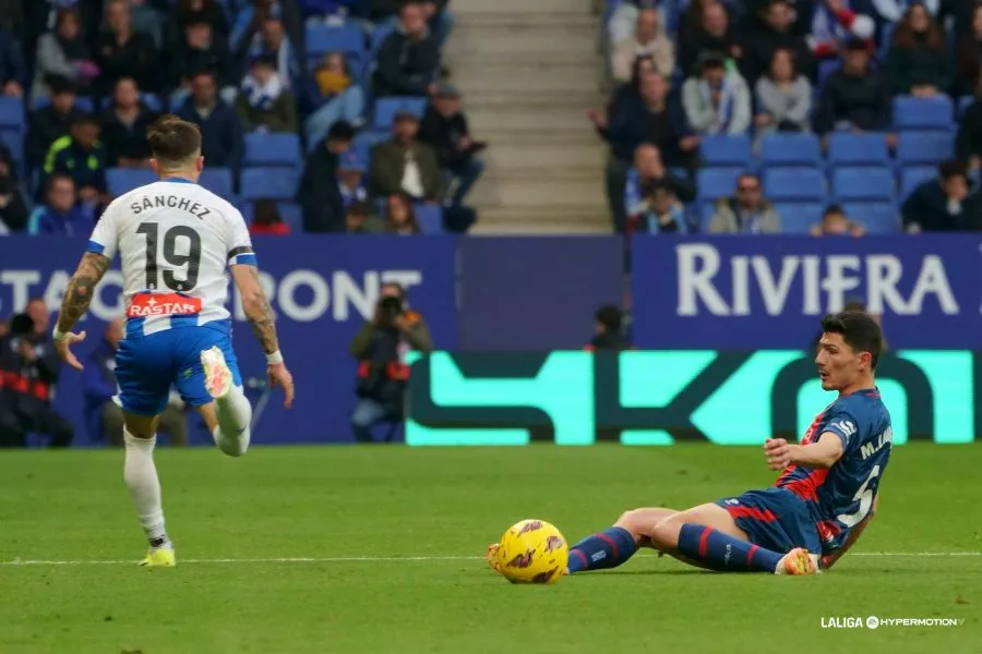 Loureiro, un jabato ante Salvi Sánchez. Símbolo de los luchadores que han vestido la camiseta del Huesca