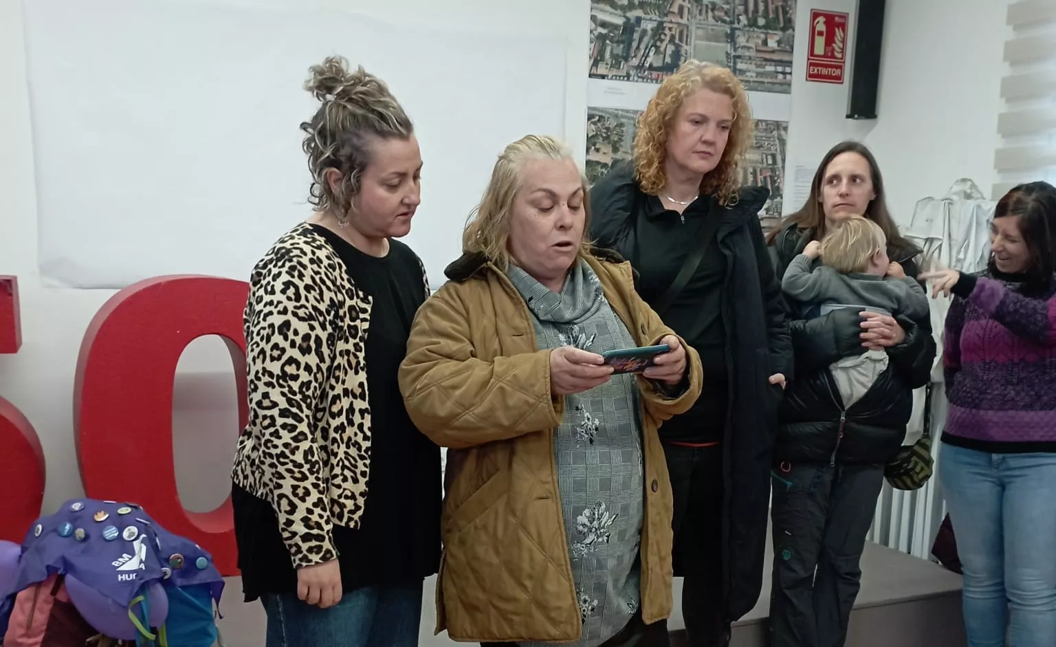 Mujeres gitanas expresando sus reivindicaciones.