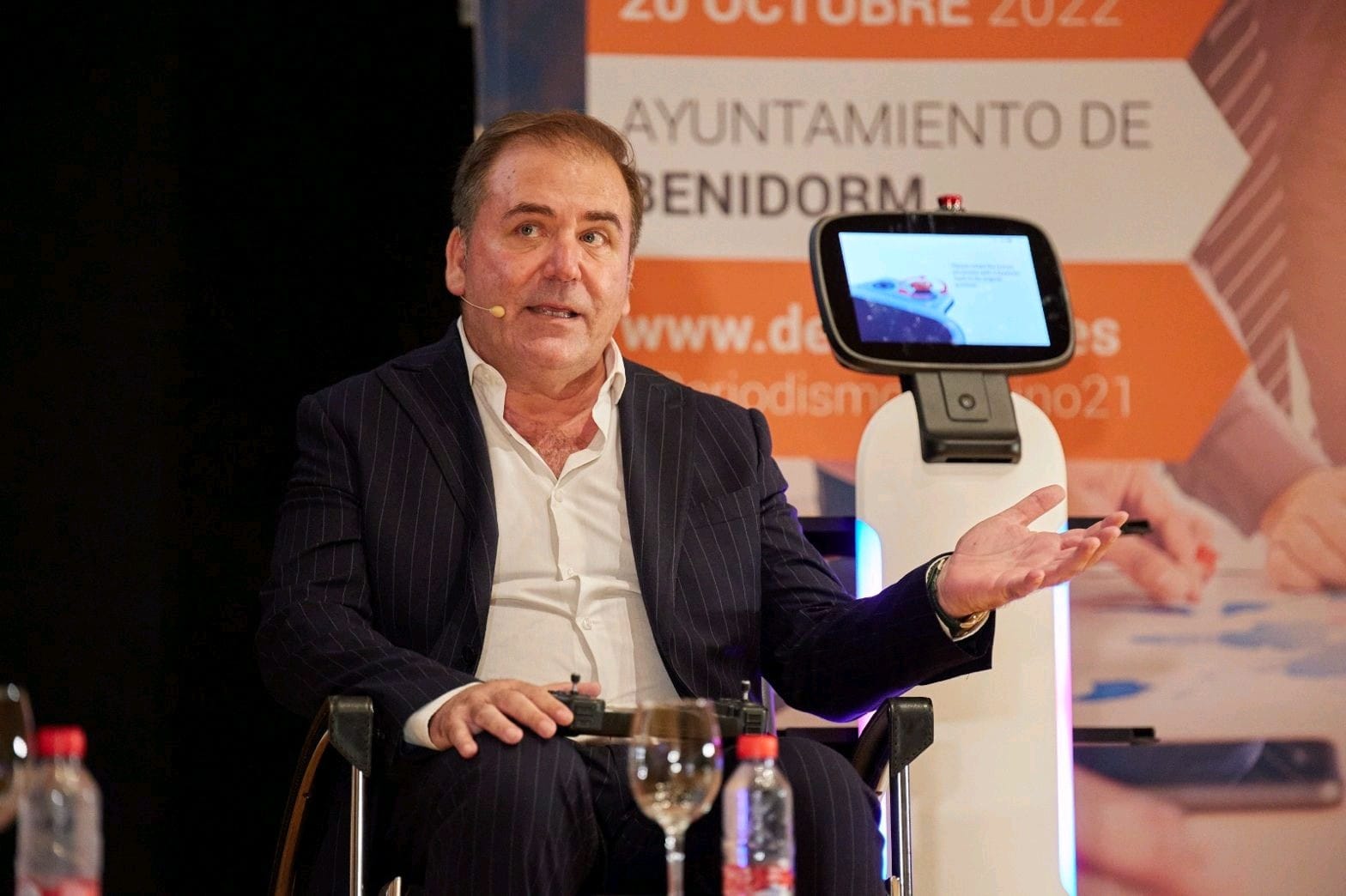 Isidro Fernández, con el robot camarero de Bumerania