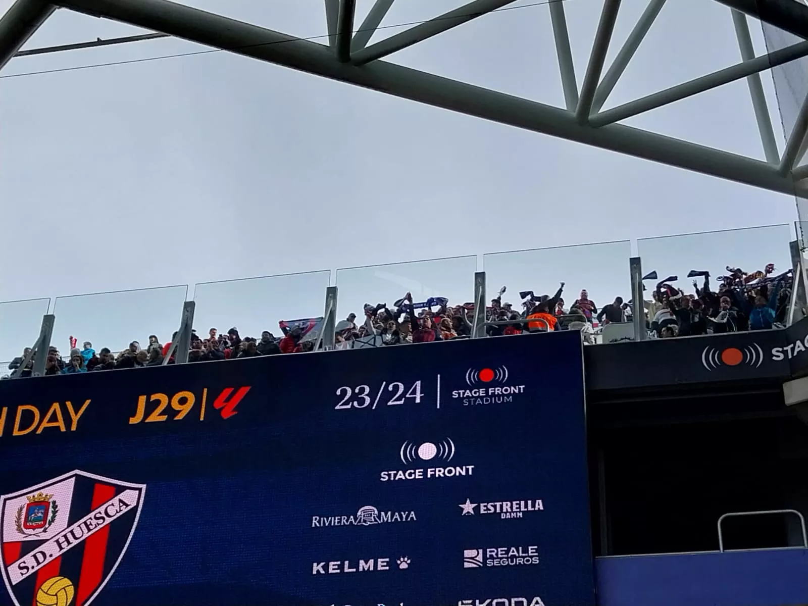 La afición del Huesca, en el Stage Front. Foto: Jorge Mazón