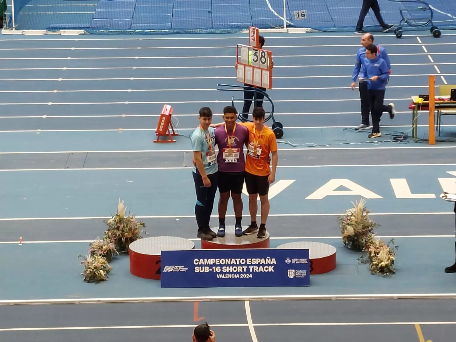 Rubén Cruz, a la derecha, en el podio de peso.