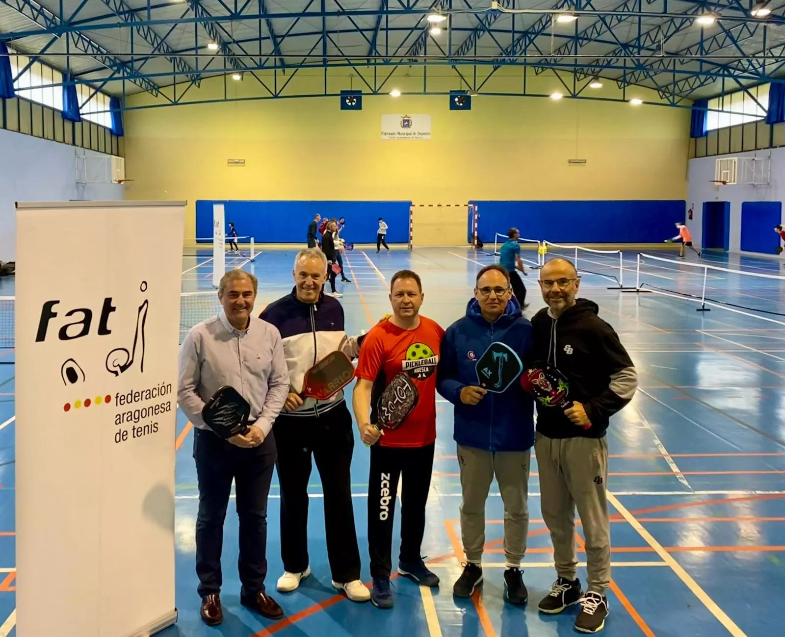 Miguel Ángel, presidente de la FAT; Fernando Alonso, vicepresidente de la FAT; Carlos, delegado se pickleball Aragón de la FAT y coordinador del evento; Paco, director deportivo de la FAT; y Gonzalo, presidente del Club Tenis Osca.