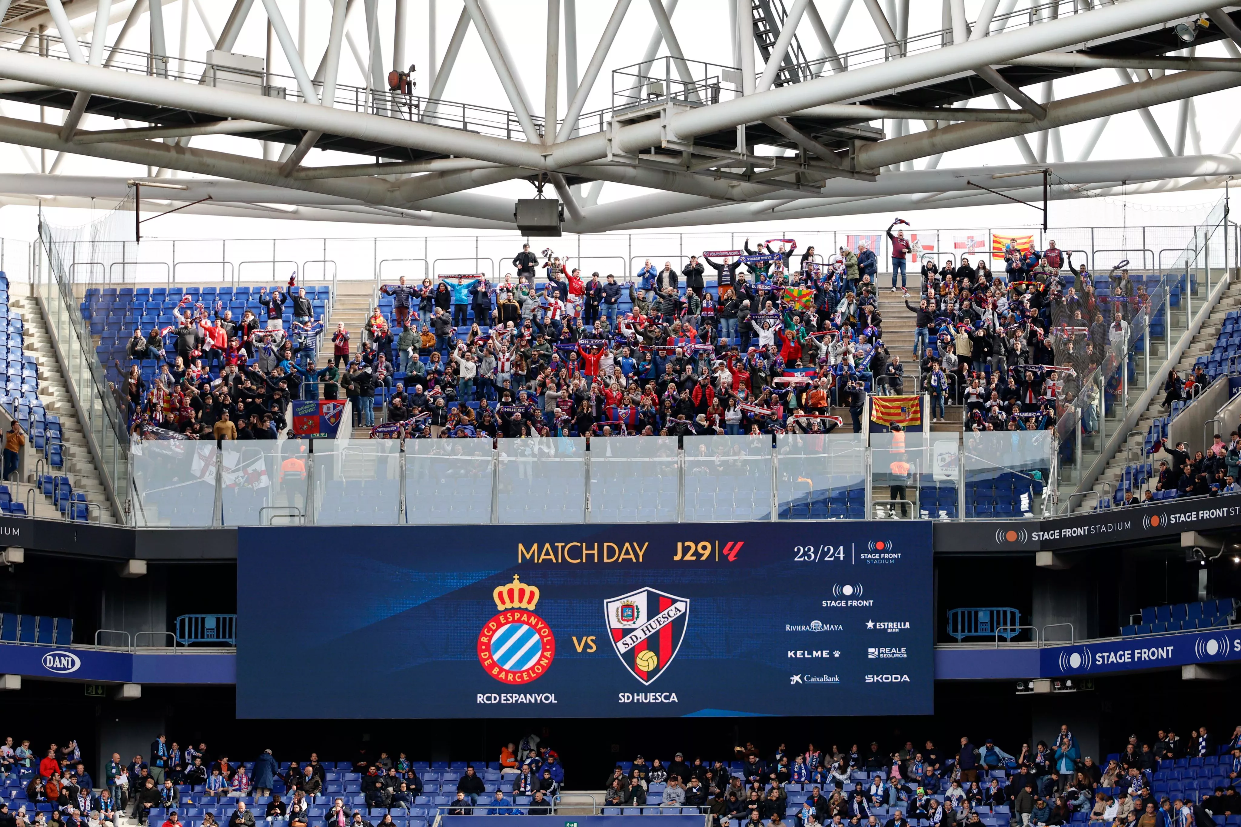 Afición del Huesca en la zona visitante del Stage Front
