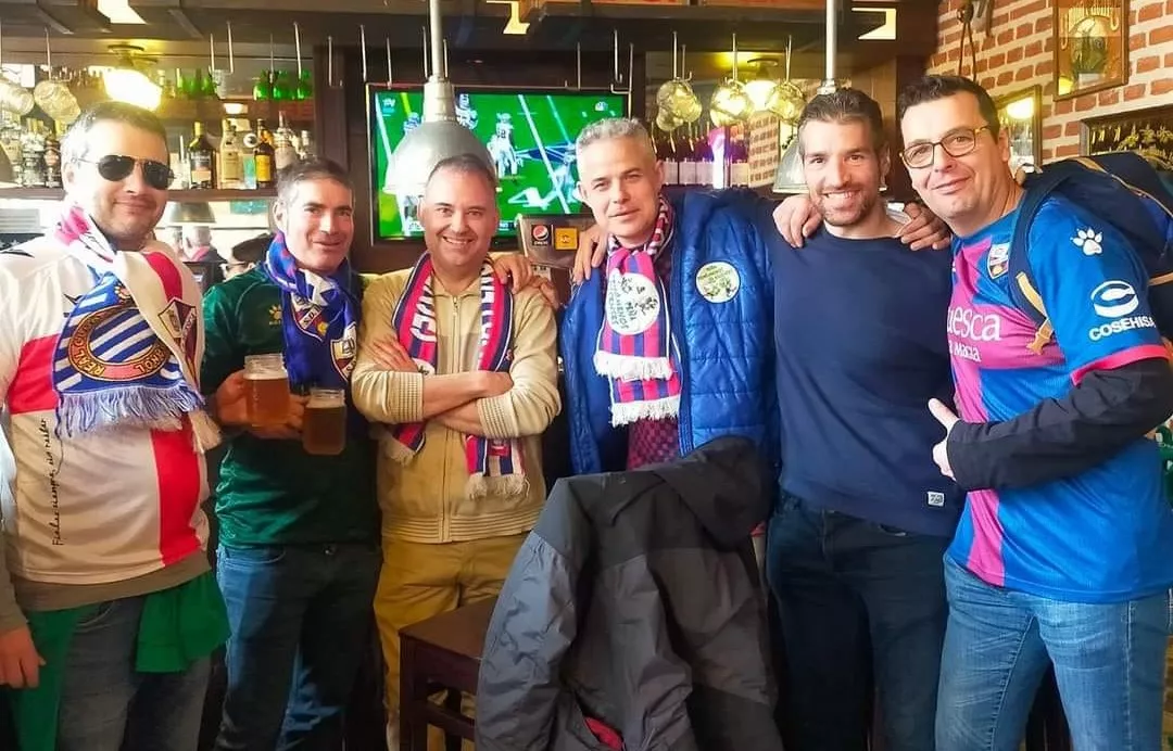 Aficionados del Huesca en su desplazamiento a Barcelona.