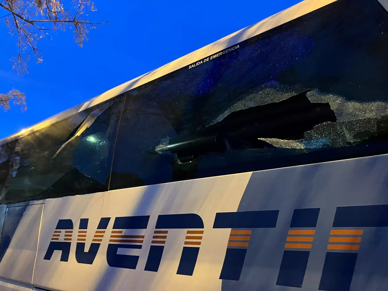 Autobús apedreado con las lunas rotas en el exterior del Stage From Stadium de Barcelona