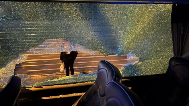 Una luna rota de un autobús de aficionados del Huesca. Foto: X (@19aitor60) Una luna rota de un autobús de aficionados del Huesca. Foto: X (@19aitor60)