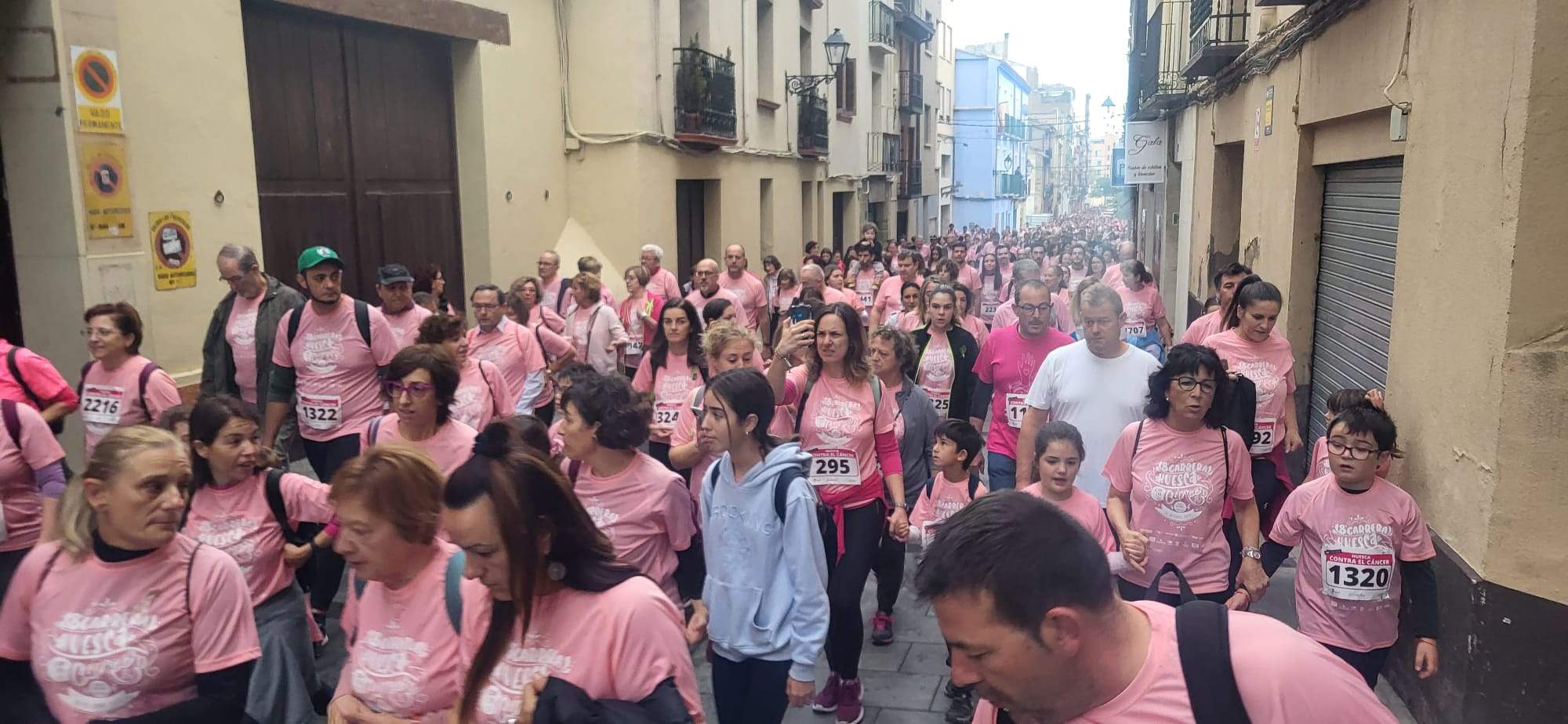 La Carrera contra el Cáncer recorre el centro de la ciudad de Huesca.
