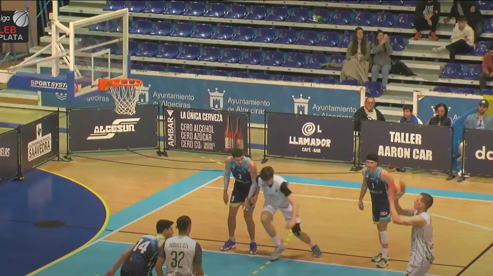 Stümer tira el último tiro libre del partido