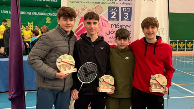 Con los trofeos Con los trofeos