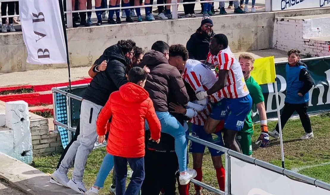 Los jugadores rojiblancos celebran el gol de Rausell ante el Deportivo Aragón. Foto: UD Barbastro