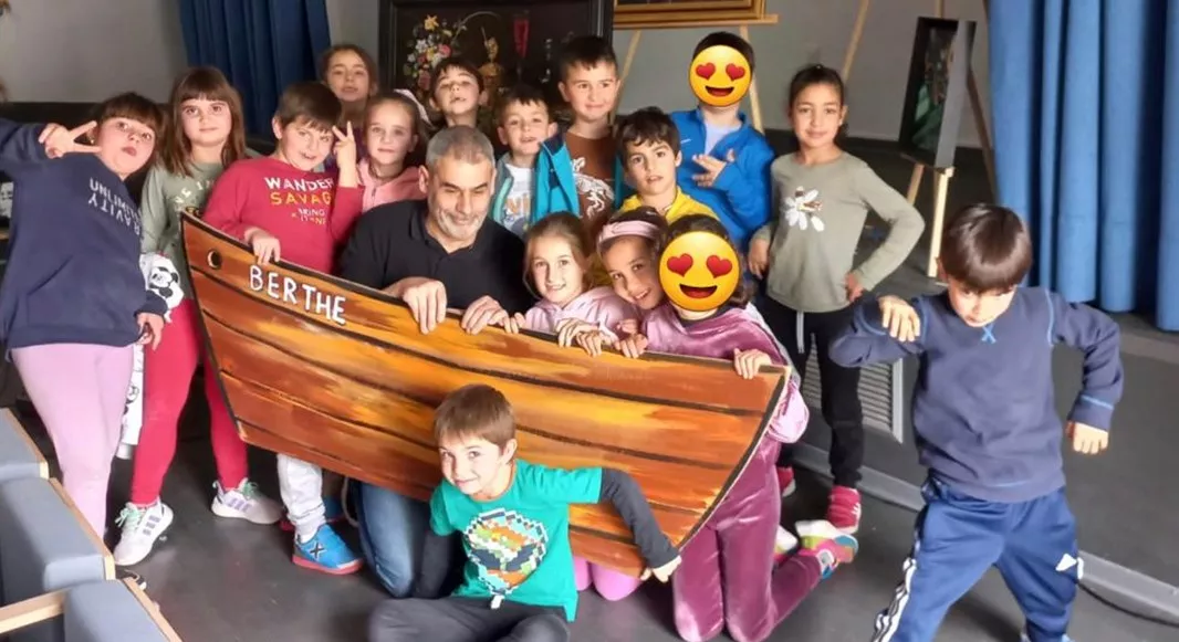 Actividad Menudas Artistas con Agustín Lorés y varios niños