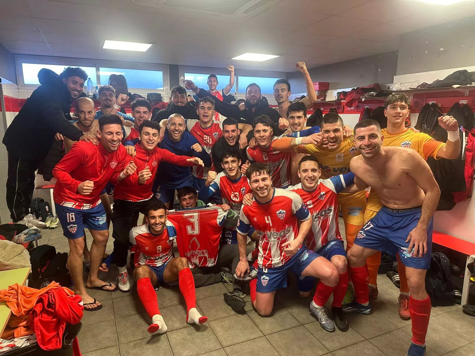 El Monzón celebra el triunfo ante el Fuentes.