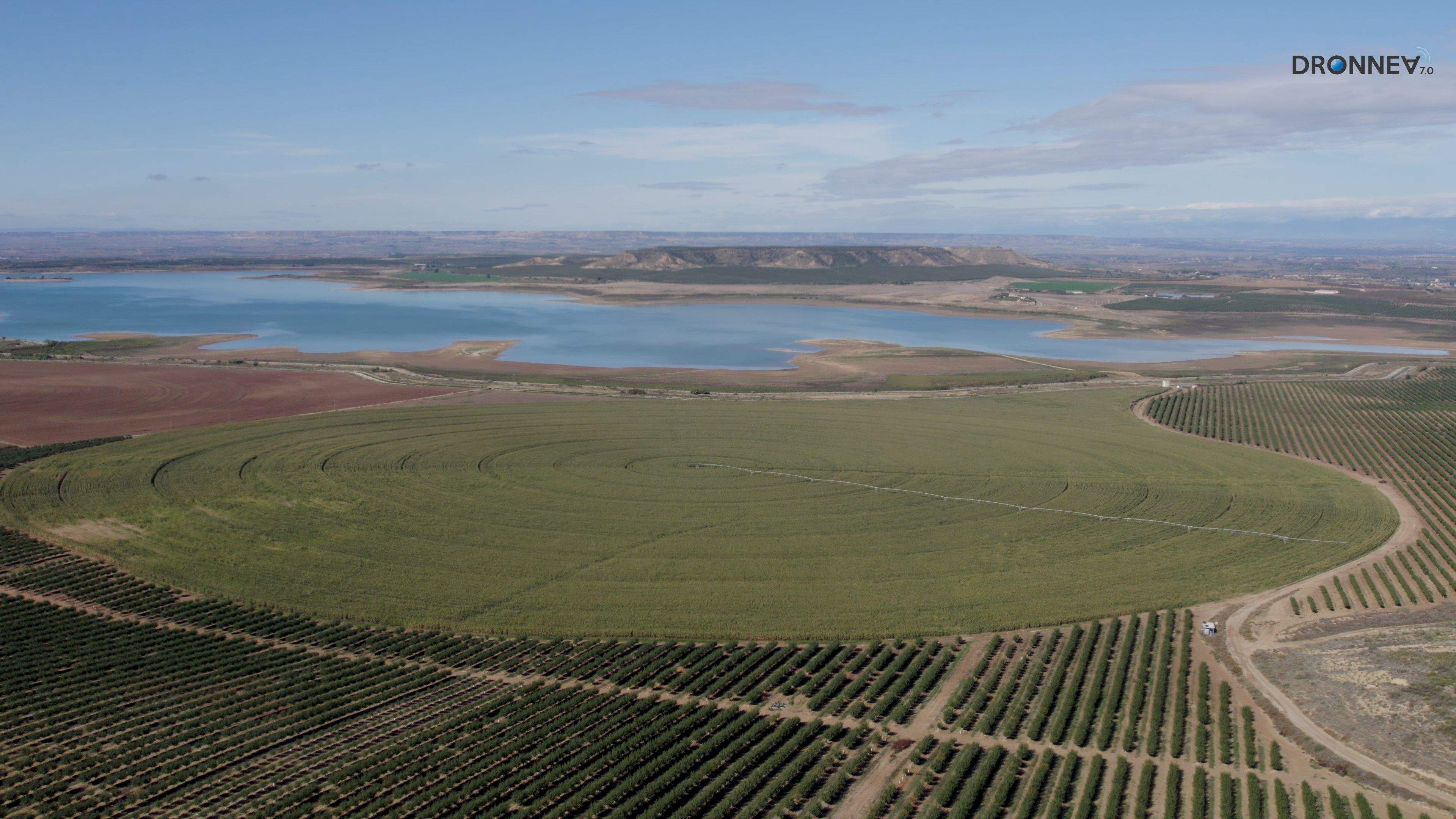 La paleta de colores. Verde, ocre y el azul del embalse y del horizonte. Un lienzo incomparable y esperanzador.