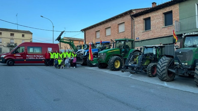 Tractores, la furgoneta del Banco de Sangre y Tejidos de Aragón, y agricultores en Fonz