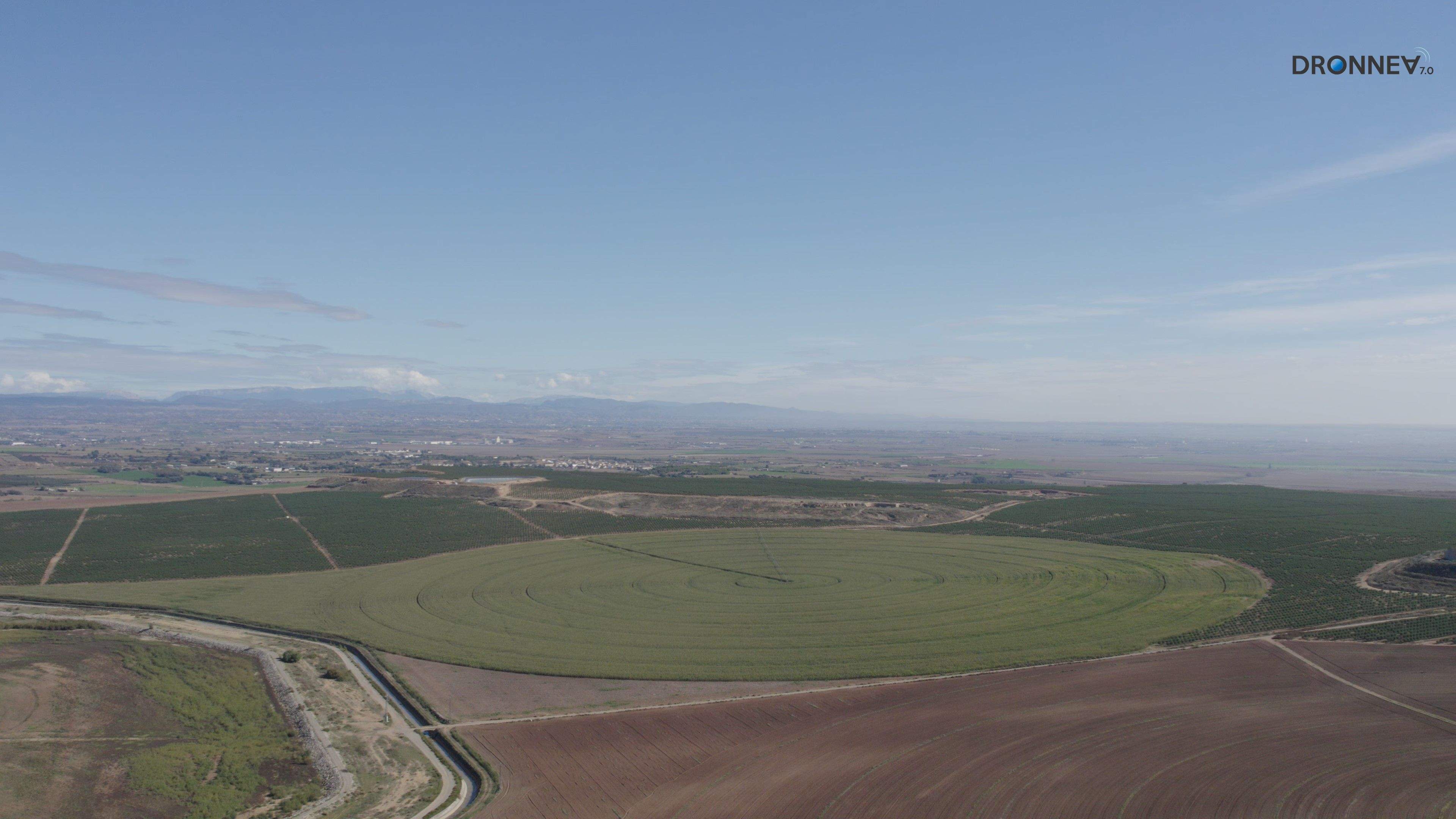 A los lejos las montañas. Son las proveedoras del agua y San Salvador es la garantía de que no se va a ir por el desfiladero de la inacción.