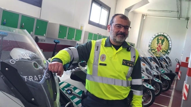 El capitán Platero en la zona de garaje de las motos del Subsector de Tráfico. El capitán Platero en la zona de garaje de las motos del Subsector de Tráfico.