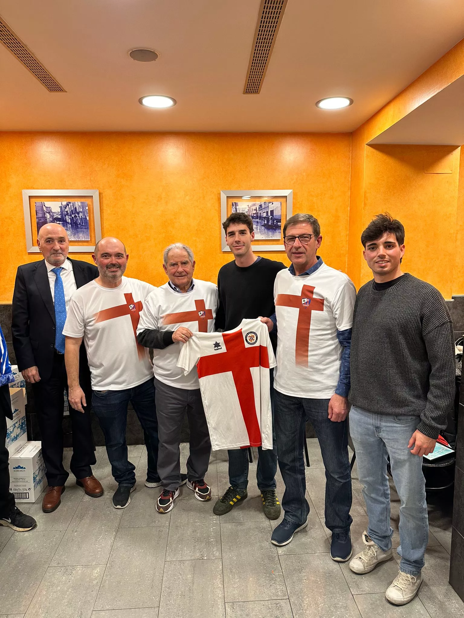 Entrega de la camiseta de la Bonanova a la Peña de la SD Huesca en Barcelona
