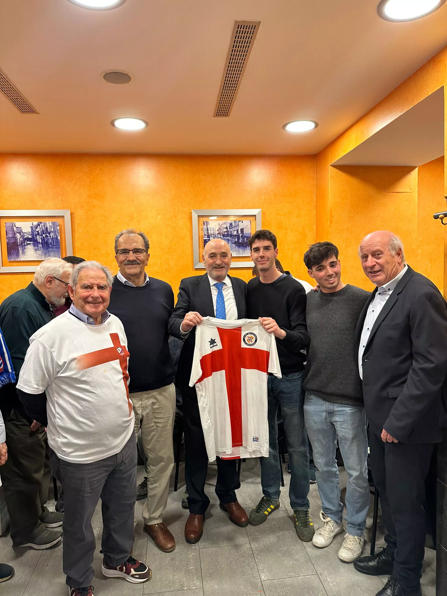 Entrega de la camiseta de la Bonanova a la Peña de la SD Huesca en Barcelona