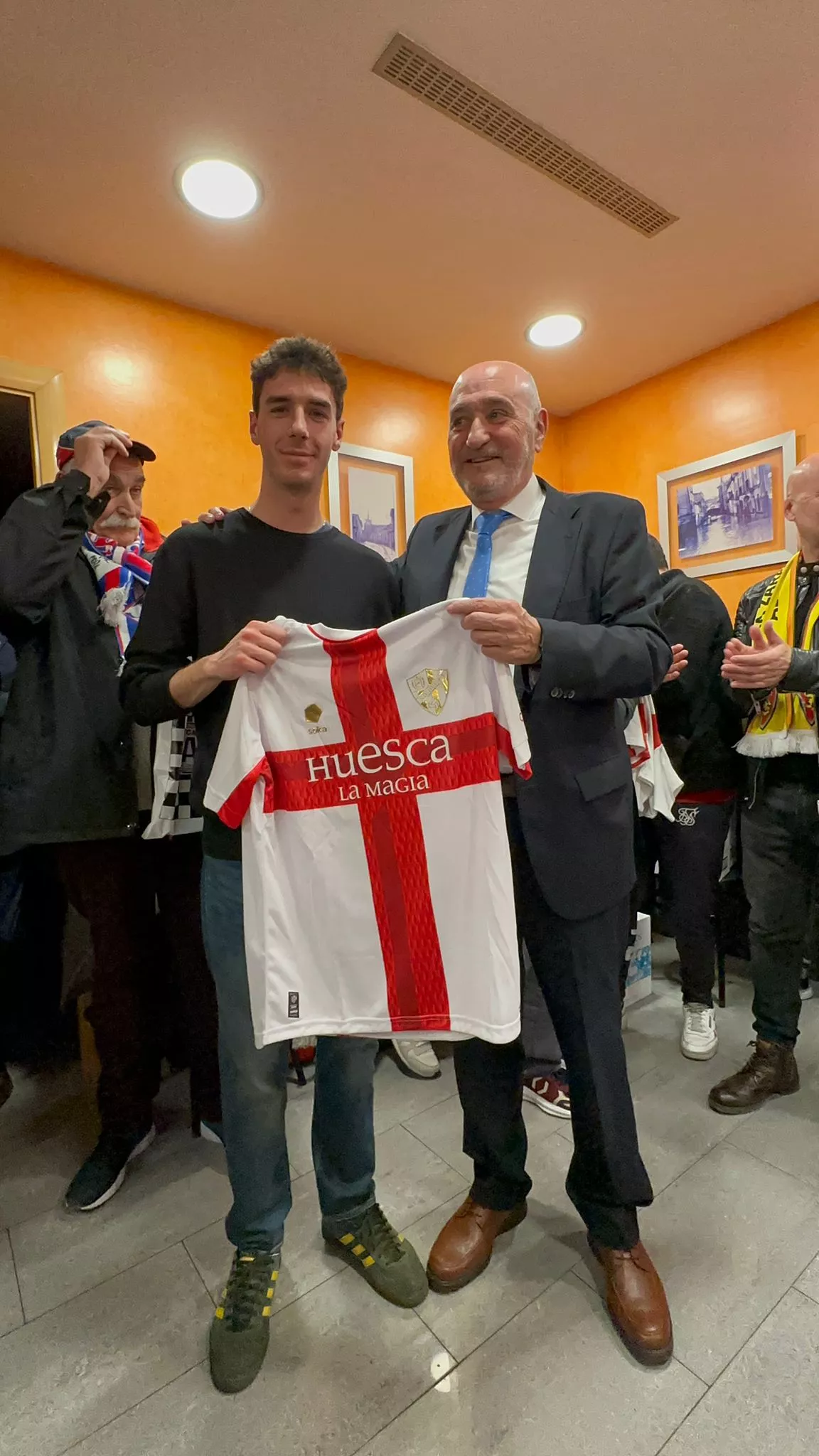 Entrega de la camiseta de la Bonanova a la Peña de la SD Huesca en Barcelona