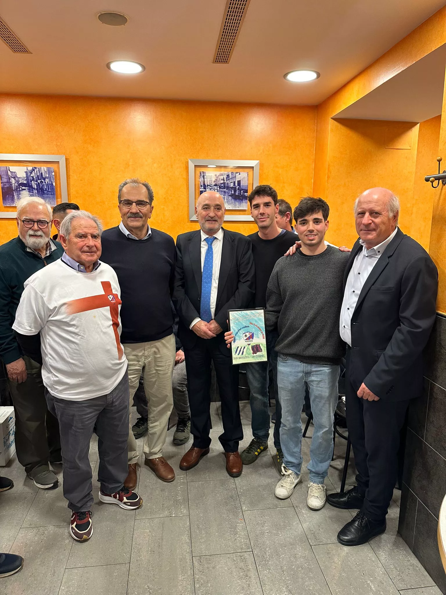 Entrega de la camiseta de la Bonanova a la Peña de la SD Huesca en Barcelona